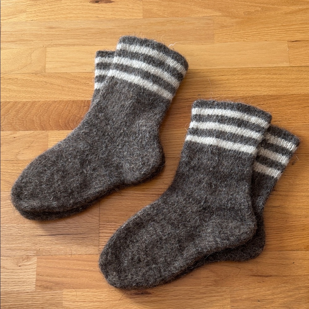 Unique Hand knit 100% Lambs Wool Socks ONE Pair Unisex OS Very Warm